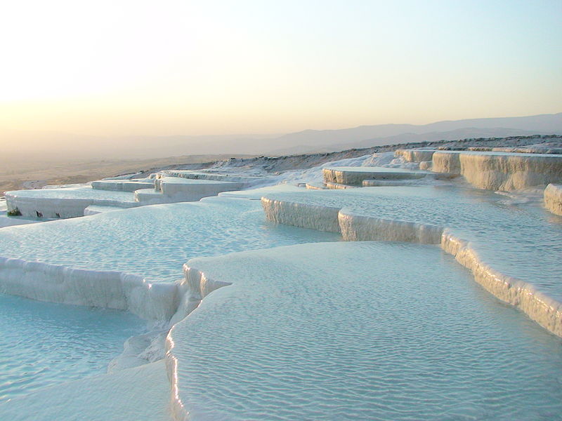  棉花堡（Pamukkale，音“帕慕卡雷”）位于土耳其西南代尼兹利省境内，因该地象一座雪白的城堡而得名。棉花堡高160米，长2700米。城市富有温泉以及石灰岩溶洞，泉水在富有碳酸盐矿物的梯田流动。棉花堡的山顶坐落着著名的希拉波利斯（Hierapolis）古城，古城内可以看见古罗马时期的神庙和浴场。该地在一年大部分时间内气候温和。 棉花堡是土耳其的著名旅游景点。世界上只有少数几个地方有相似的景观，其中包括美国黄石国家公园的Mammoth温泉，中国四川黄龙。棉花堡和其顶上的希拉波利斯古城于1988年共同被列为世界遗产。