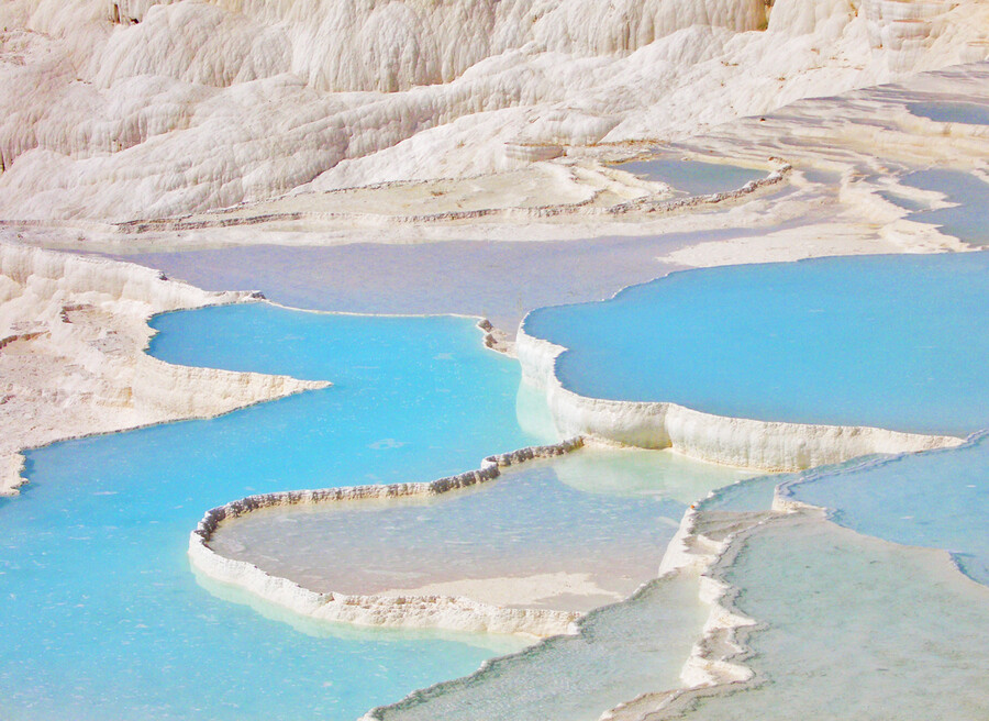  棉花堡（Pamukkale，音“帕慕卡雷”）位于土耳其西南代尼兹利省境内，因该地象一座雪白的城堡而得名。棉花堡高160米，长2700米。城市富有温泉以及石灰岩溶洞，泉水在富有碳酸盐矿物的梯田流动。棉花堡的山顶坐落着著名的希拉波利斯（Hierapolis）古城，古城内可以看见古罗马时期的神庙和浴场。该地在一年大部分时间内气候温和。 棉花堡是土耳其的著名旅游景点。世界上只有少数几个地方有相似的景观，其中包括美国黄石国家公园的Mammoth温泉，中国四川黄龙。棉花堡和其顶上的希拉波利斯古城于1988年共同被列为世界遗产。