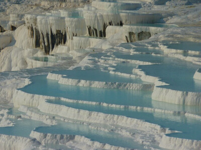  棉花堡（Pamukkale，音“帕慕卡雷”）位于土耳其西南代尼兹利省境内，因该地象一座雪白的城堡而得名。棉花堡高160米，长2700米。城市富有温泉以及石灰岩溶洞，泉水在富有碳酸盐矿物的梯田流动。棉花堡的山顶坐落着…