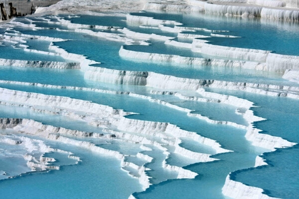  棉花堡（Pamukkale，音“帕慕卡雷”）位于土耳其西南代尼兹利省境内，因该地象一座雪白的城堡而得名。棉花堡高160米，长2700米。城市富有温泉以及石灰岩溶洞，泉水在富有碳酸盐矿物的梯田流动。棉花堡的山顶坐落着著名的希拉波利斯（Hierapolis）古城，古城内可以看见古罗马时期的神庙和浴场。该地在一年大部分时间内气候温和。 棉花堡是土耳其的著名旅游景点。世界上只有少数几个地方有相似的景观，其中包括美国黄石国家公园的Mammoth温泉，中国四川黄龙。棉花堡和其顶上的希拉波利斯古城于1988年共同被列为世界遗产。