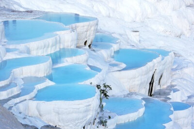  棉花堡（Pamukkale，音“帕慕卡雷”）位于土耳其西南代尼兹利省境内，因该地象一座雪白的城堡而得名。棉花堡高160米，长2700米。城市富有温泉以及石灰岩溶洞，泉水在富有碳酸盐矿物的梯田流动。棉花堡的山顶坐落着…