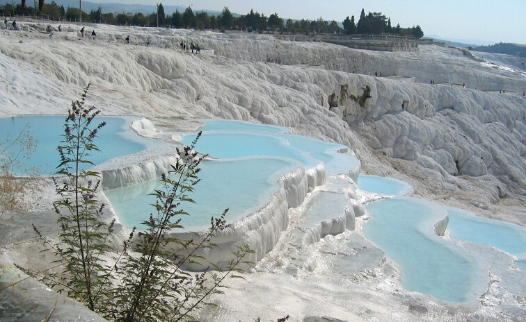  棉花堡（Pamukkale，音“帕慕卡雷”）位于土耳其西南代尼兹利省境内，因该地象一座雪白的城堡而得名。棉花堡高160米，长2700米。城市富有温泉以及石灰岩溶洞，泉水在富有碳酸盐矿物的梯田流动。棉花堡的山顶坐落着著名的希拉波利斯（Hierapolis）古城，古城内可以看见古罗马时期的神庙和浴场。该地在一年大部分时间内气候温和。 棉花堡是土耳其的著名旅游景点。世界上只有少数几个地方有相似的景观，其中包括美国黄石国家公园的Mammoth温泉，中国四川黄龙。棉花堡和其顶上的希拉波利斯古城于1988年共同被列为世界遗产。