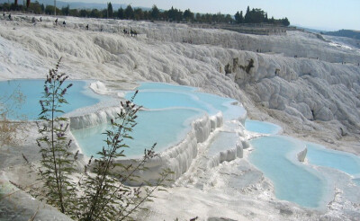  棉花堡（Pamukkale，音“帕慕卡雷”）位于土耳其西南代尼兹利省境内，因该地象一座雪白的城堡而得名。棉花堡高160米，长2700米。城市富有温泉以及石灰岩溶洞，泉水在富有碳酸盐矿物的梯田流动。棉花堡的山顶坐落着…