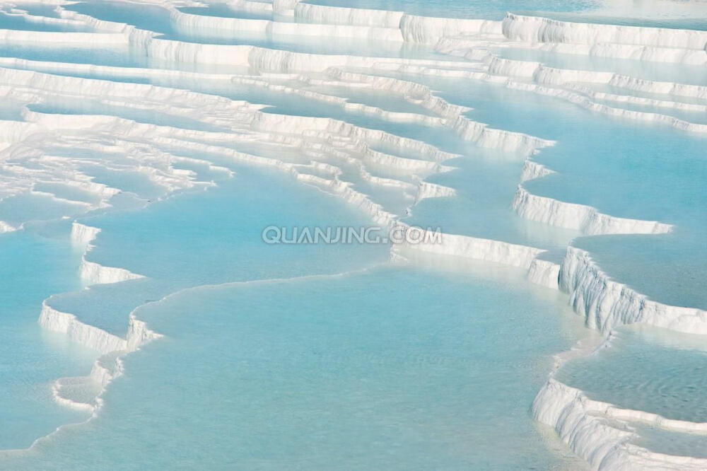  棉花堡（Pamukkale，音“帕慕卡雷”）位于土耳其西南代尼兹利省境内，因该地象一座雪白的城堡而得名。棉花堡高160米，长2700米。城市富有温泉以及石灰岩溶洞，泉水在富有碳酸盐矿物的梯田流动。棉花堡的山顶坐落着著名的希拉波利斯（Hierapolis）古城，古城内可以看见古罗马时期的神庙和浴场。该地在一年大部分时间内气候温和。 棉花堡是土耳其的著名旅游景点。世界上只有少数几个地方有相似的景观，其中包括美国黄石国家公园的Mammoth温泉，中国四川黄龙。棉花堡和其顶上的希拉波利斯古城于1988年共同被列为世界遗产。