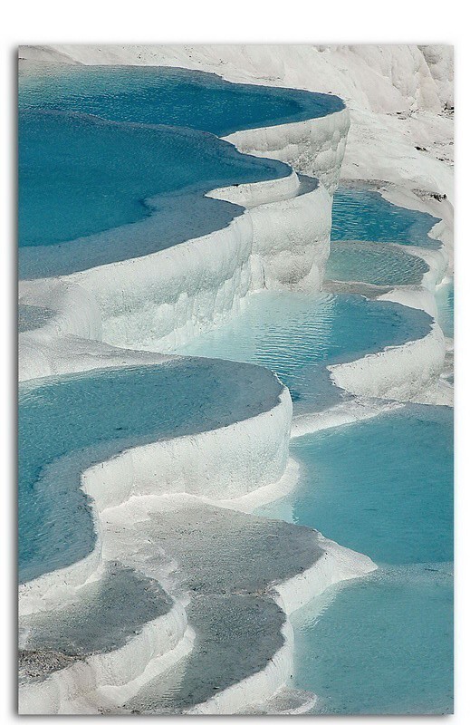  棉花堡（Pamukkale，音“帕慕卡雷”）位于土耳其西南代尼兹利省境内，因该地象一座雪白的城堡而得名。棉花堡高160米，长2700米。城市富有温泉以及石灰岩溶洞，泉水在富有碳酸盐矿物的梯田流动。棉花堡的山顶坐落着著名的希拉波利斯（Hierapolis）古城，古城内可以看见古罗马时期的神庙和浴场。该地在一年大部分时间内气候温和。 棉花堡是土耳其的著名旅游景点。世界上只有少数几个地方有相似的景观，其中包括美国黄石国家公园的Mammoth温泉，中国四川黄龙。棉花堡和其顶上的希拉波利斯古城于1988年共同被列为世界遗产。