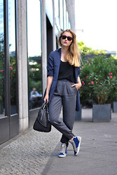 Carmen Wo - Lindex Pants, Gaudí Sneakers, Michael Kors Bag - CASUAL