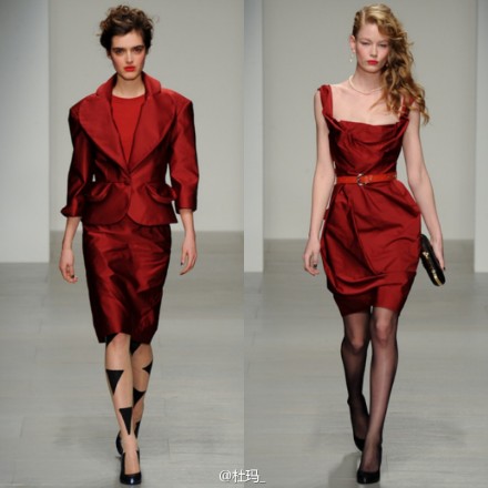 Vivienne Westwood Red Label 2014年秋冬成衣展 ｜设计灵感来源于Vivienne Westwood自己上世纪二战后的童年，每一件鸡尾酒礼服、大衣的设计与剪裁都似乎在追忆那个特殊的年代。红唇和珍珠虽不单单只属于那个年代，但却给复古怀旧的设计一丝可呼吸的气质，整体现代感瞬间被提升起来。