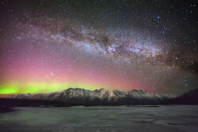 jussi从2012年开始便在阿拉斯加专注拍摄星空，这张图里你可以看到极光、银河、雪山、流星.他说这张作品的颜色几乎未经改动，浑然天成.而这样的景色，即使等待一年也未必能再次看见.