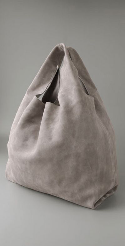 This bag only has the absolutely necessary to be called a bag. No pockets, no bells or whistles, no nothing. Just two pieces of beautiful, thick and soft fabric sown together.