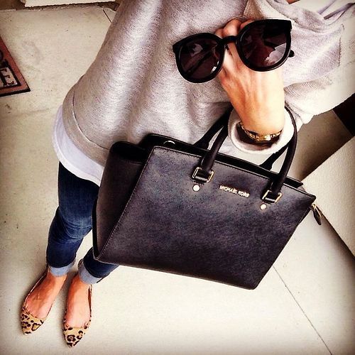 Love everything from the leopard shoes, tight jeans and oversized shirt to the black glasses...