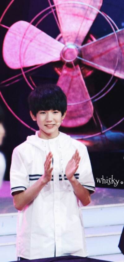 #王源# #TFBOYS王源# 140828 年代秀录制 6P