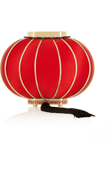 Charlotte Olympia 的 “Shanghai Express” 系列旨在带你 “踏上色彩缤纷的中国传统文化之旅”。这款 “Lantern” 手拿包采用鲜艳的红色缎布精制而成，并配有抛光金色五金配件和一根流苏。既可把它拿在手中，亦可使…