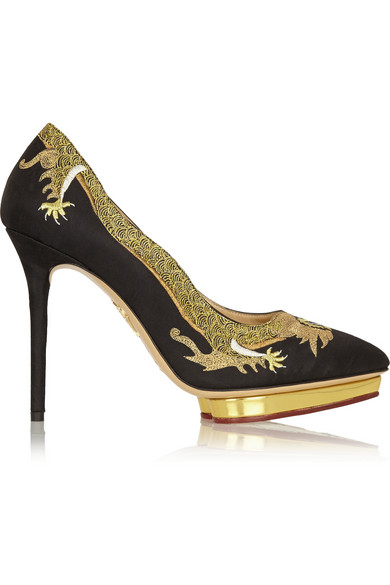 Charlotte Olympia 这款黑色丝缎高跟鞋上盘踞着金龙刺绣；心形独立防水台与惹眼鞋跟达致完美平衡，又凸显出这一图案的异国风情。它于意大利精制而成；不妨搭配深色晚间造型。