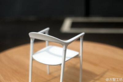 【新品设计进展】我们设计的第一把扶手椅，3D打印的模型效果，尚未定稿。向汽车设计学习，采用完全流线型的设计语言。希望大家多提建议，我们还在继续调整完善中。