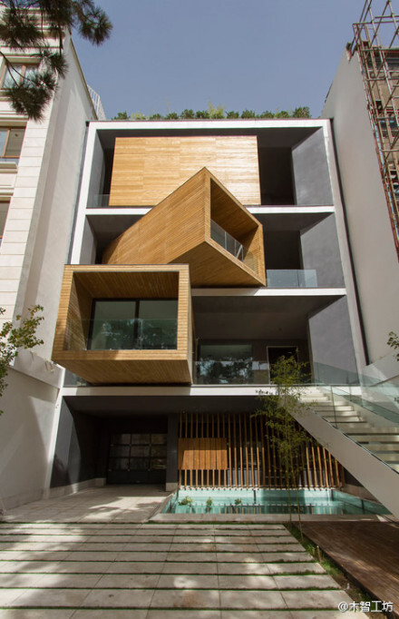 伊朗Nextoffice建筑事务所设计了一栋旋转住宅Sharifi-Ha house，特别之处是立面上的三个房间设有机关，按下按钮房间就会旋转，住户可以根据德黑兰的四季气候变化选择房间的朝向，建筑的外观也会随之改变。