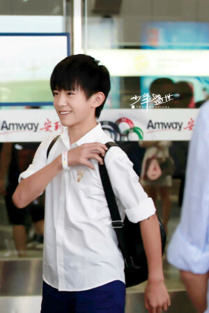 #TFBOYS#【抓紧着 你所拥有的梦想/守护着 你重要的朋友/使自己变得更坚强/潜在的未知力量 像火焰那般被点燃/是真的 你的所有愿望/都一定可以实现...show me your brave heart】机场补图#少年盛世#