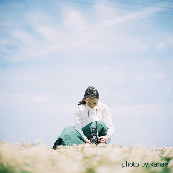 日本女摄影师Miki，是Rolleiflex（禄来）相机的忠实爱好者，她还喜欢坐火车在农村采风，在旅途中见到的人文和景色，给予她心灵上很大的感触，遇到的人们和动物，他们的微笑，可爱的一面都留在相机里，会一生珍藏着。她的摄影作品风格充满日系空气感，温暖安静的味道，小资情调很浓。在色彩上，给人一种很闲适，舒服自然的感觉，构图精致，表现出细腻温馨的美感。