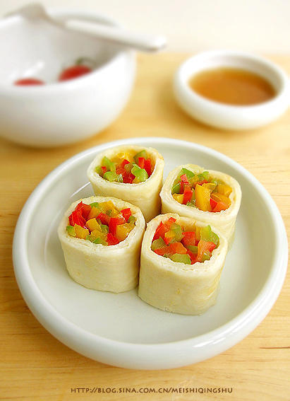 韩味蔬菜卷+手卷寿司 面糊: 面粉......1/2杯 清水......1/3杯 (200毫升的量杯) 蛋清或者鸡蛋......1个 盐......随口味适量 (这样的量可以煎出两张薄饼,酌情增减就好~) 蔬菜馅: 青椒,黄椒,红椒......各1个 盐,白糖......各适量 酸甜调味汁: 芥末......随口味放,有一点味道就好 蜂蜜......1小匙 白糖......1小匙 醋......2小匙(量勺) 香油......少许 盐......少许 做法: