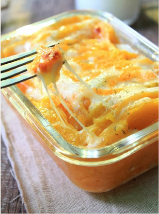 【图】芝士薯蓉焗南瓜 主料：南瓜 100克 辅料：红薯 3根 奶酪 适量 淡奶油 3汤匙 调料 食盐 少许 莳萝 少许 做法 1、南瓜去皮切篇红薯洗干净切小块 2、红薯上笼蒸熟用筷子能轻轻插穿即可 3、南瓜也上笼蒸熟 4、蒸好的红薯去皮倒入适量淡奶油 5、加入1半南瓜，用汤匙压成泥，调入一点点盐(不能过咸)拌均匀倒入乐扣耐高温玻璃碗中 6、在薯蓉上排入蒸好的南瓜 7、放入马苏里拉芝士随意涂抹少许薯蓉在芝士上 8、撒入少许莳萝碎 9、烤箱