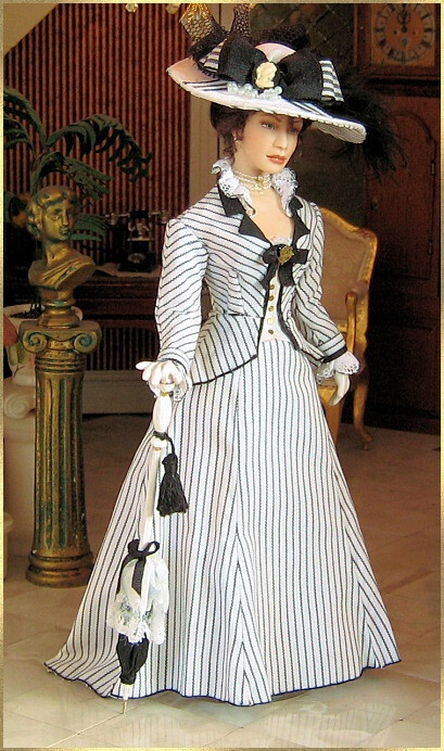 1895. Spring ensemble made of striped cotton with lace and black details.