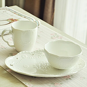 满138包邮.欧式出口奶白浮雕镂空陶瓷器早餐组合.杯碗盘餐具.拆售的图片