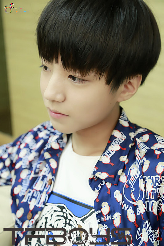  #TFBOYS#这周末就要迎来传统的中秋佳节了，除了和家人团聚，品月饼赏月外，这次的中秋让TFBOYS陪大家过是否也会格外的惬意呢？今晚TFBOYS将参与湖南卫视中秋晚会的录制，昨天的彩排也是格外顺利，今天要不先送上几张TFBOYS的后台照呢 #王俊凯 #TFBOYS