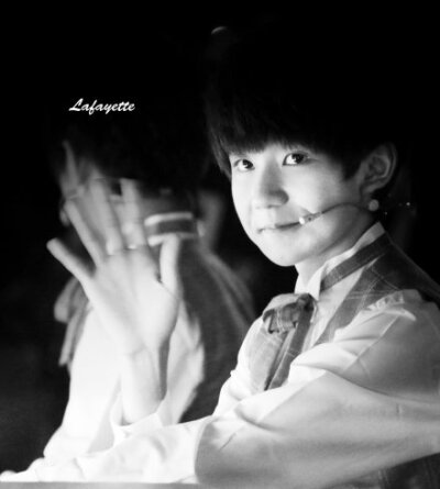 #TFBOYS深圳卫视年代秀# 喜欢一朵花开，就像喜欢见你开怀。@TFBOYS-王源