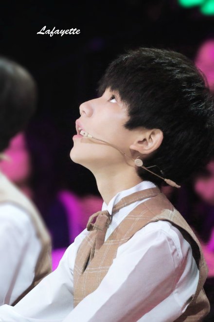 #TFBOYS深圳卫视年代秀# 喜欢一朵花开，就像喜欢见你开怀。@TFBOYS-王源