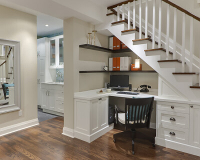 好好利用空间，即便在扶梯下一样可以打造一个完美办公间，书桌、书架、抽屉，一应俱全。