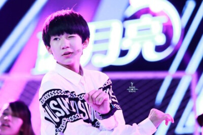 王源 TFBOYS王源 源源 源少 09-03中秋晚彩排 cr: 2babewang