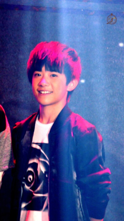 #易烊千玺# po主真的快die了千千你怎么这么好看MY千也是无！死！角！服不服