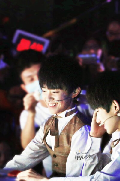 #TFBOYS# #易烊千玺# 年代秀 140828 高清修图4P 探索休息期间玺子哥笑容背后的故事——为啥子玺子哥会笑这般甜呢？那是因为为了让玺子哥能看一眼自己，阿姨们都在撕心裂肺地喊着“楠楠”。心疼自己