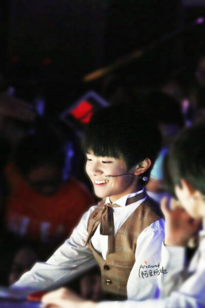 #TFBOYS# #易烊千玺# 年代秀 140828 高清修图4P 探索休息期间玺子哥笑容背后的故事——为啥子玺子哥会笑这般甜呢？那是因为为了让玺子哥能看一眼自己，阿姨们都在撕心裂肺地喊着“楠楠”。心疼自己