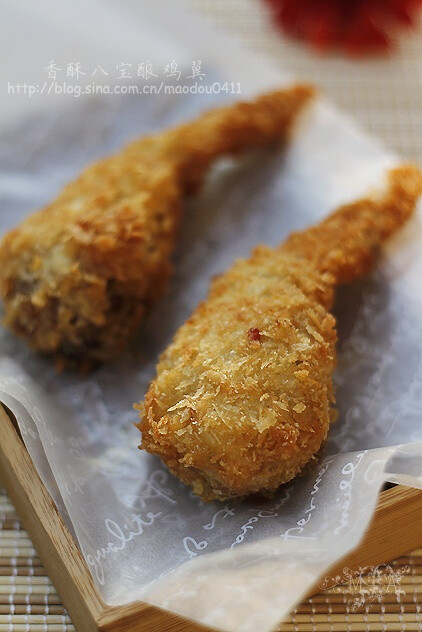 香酥八宝酿鸡翅 香酥八宝酿鸡翅 原料：糯米 香肠 腊肉 香菇 冬笋 白果 胡萝卜 松子 鸡翅（中段带翅尖） 淀粉（或面粉） 面包糠 调料：生抽 老抽 糖 五香粉 芝麻油 盐 白胡椒粉 事先准备： 1. 糯米浸泡4小时以上；倒在纱布上，蒸熟。 2. 鸡翅取出中段的骨头；撒上少许盐、白胡椒粉抹匀，腌制一会儿。 3. 白果剥去外壳，在水中煮约15分钟，凉后剥去衣，切成丁。 4. 香菇泡发后去蒂切丁。 5. 冬笋去壳，在开水中汆烫后捞出，切成丁。 6. 腊肉在水中煮约10