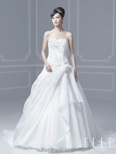 Enzoani Bridal 2015春夏新款婚纱，秉承一贯高贵典雅的风格，回归传统纯白色婚纱礼服，将褶皱充分运用在裙摆上，让古典宫廷样式与现代简约感充分结合在一起。