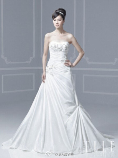 Enzoani Bridal 2015春夏新款婚纱，秉承一贯高贵典雅的风格，回归传统纯白色婚纱礼服，将褶皱充分运用在裙摆上，让古典宫廷样式与现代简约感充分结合在一起。