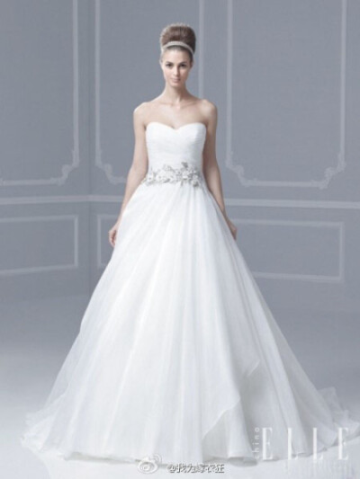 Enzoani Bridal 2015春夏新款婚纱，秉承一贯高贵典雅的风格，回归传统纯白色婚纱礼服，将褶皱充分运用在裙摆上，让古典宫廷样式与现代简约感充分结合在一起。