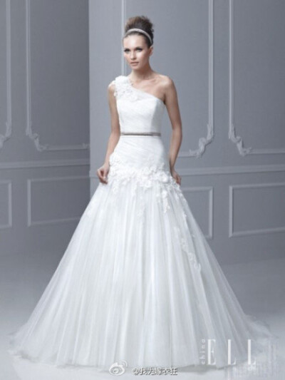 Enzoani Bridal 2015春夏新款婚纱，秉承一贯高贵典雅的风格，回归传统纯白色婚纱礼服，将褶皱充分运用在裙摆上，让古典宫廷样式与现代简约感充分结合在一起。