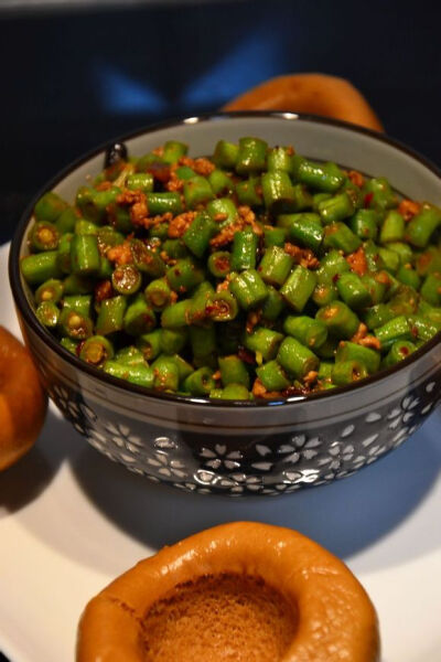 香辣肉末豇豆 材料：豇豆 李锦记牛肉末豆豉 生抽老抽 糖 肉末 姜蒜末 步骤：1.豇豆洗净切粒待用； 2.锅里热油，下姜蒜末煸炒至香后下肉末炒至变色变白，盛出待用； 3.锅里留底油下豇豆翻炒后下肉末，一勺半的牛肉末…