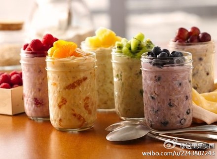 【Ins最流行的overnight oatmeal 燕麦早餐】这在国外早餐界是很流行的做法：前一晚把生燕麦和牛奶酸奶混好，再添加干果坚果果泥奇异籽之类自己喜欢的配料，密封冷藏，第二天直接端出来就是一杯奇妙而美味的燕麦粥，可以美美开吃了！