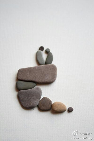 【维妙维肖的石头画】自然界中小小的石头，经过艺术家Sharon Nowlan巧妙的创意，拼接成绝妙的石头画，堪称一绝！（转）