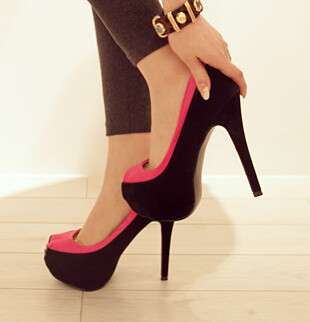 #沫黎曦#女人在高跟鞋面前毫无抗拒力，想必有些高跟鞋难得穿上几次，有些甚至轮不上穿，也有的穿了高跟鞋伤了脚，崴了脚，但这又何妨，因为穿上高跟鞋漂亮，典雅，时尚，让女人的优雅魅力指数提升百分百，这也足够让女人为之疯狂!