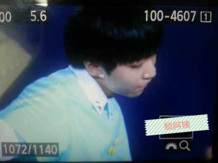 #王俊凯#昨天翻图真不走心！这个boy能不能放过我！昨天那个白色耳麦真的好像耳钉啦害我一直错觉！早安@TFBOYS-王俊凯 140907中秋晚会彩排预览