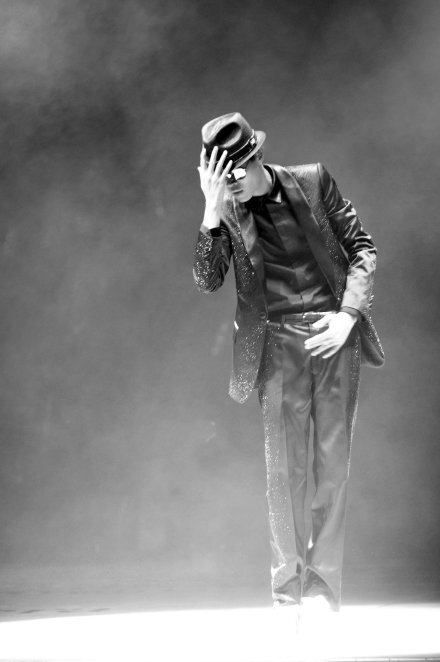 Photos of Khalil Dancing at Fiona Tonight Live http://t.cn/Rh5xmko 一直都非常专心做好每件事的人真的棒棒哒！！！！跳舞这么棒~Lights Up要继续哟 @方大同吧 @方大同同盟会