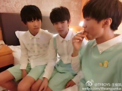 刚从晚会现场回来，祝大家中秋快乐不如我们三个吃月饼庆功吧@TFBOYS-王源 @TFBOYS-易烊千玺 你俩看我干嘛，月饼好吃哦