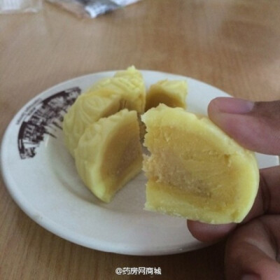 #早安# 榴莲月饼来了，颤抖吧，五仁月饼~早安各位~