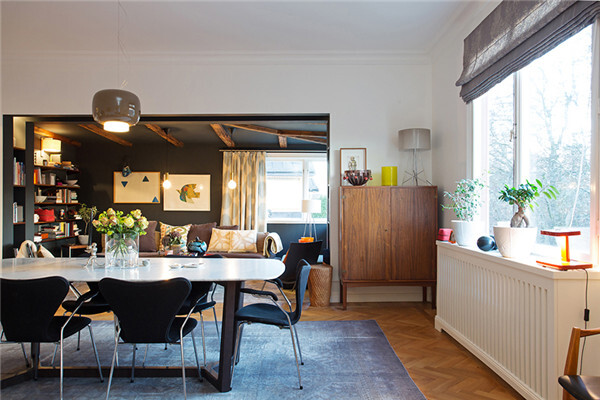 回到家，你追求的是一个宁静又温暖的氛围吗？那麽放入大量零彩度的黑 x 白风格你觉得如何？以往，我们总对在居家空间漆上大面积黑牆感到疑虑，是否会太黯淡？是否会很压迫？又或者是否会不够温暖？来看看这间刊登至 PER JANSSON 的#瑞典#百年#公寓#改造案例，也许会带给你不一样的新看法。开放式的客餐厅空间，以不做满的隔间、一黑一白牆壁色彩来分区，天花板特别钉上老旧木樑打造怀旧感，点上黄光灯，温暖的感觉油然而生，沙发和茶几可以挑选矮一点的款式，就能减低压迫感。其他空间则走#现代##简约#风，让焦点落在大家最长待的客厅中，谁说整个家都要走同个风格呢？