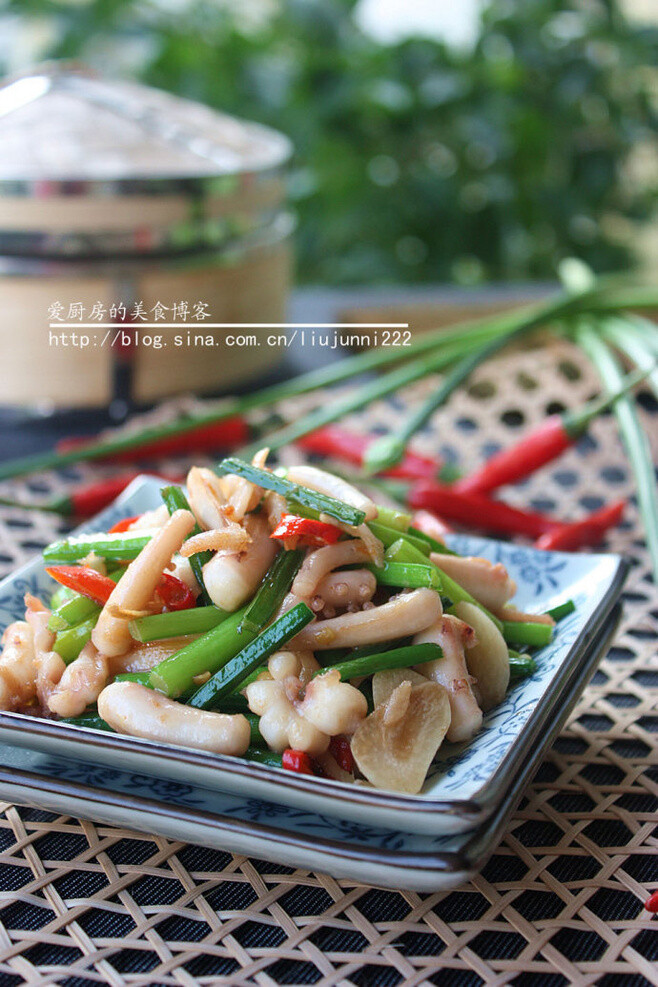 非常鲜美的快手小炒：韭菜花炒鱿鱼须 主料：鲜鱿鱼须300克 韭菜花100克；红小米椒3个，姜蒜 调料：白糖二分之一小匙，生抽一大匙，料酒一小匙 1.用厨房纸或干净的抹布用力擦试鱿鱼须，去除其表面的薄膜；洗净沥干切成约5厘米长的段；韭菜切段，小米椒切圈，生姜切丝，大蒜切片 2.起油锅，下入生姜、大蒜、小米椒爆香；下入鱿鱼须，大火快速翻炒至鱿鱼须变色； 3.下入料酒；下入韭菜花，快速炒匀；最后放入生抽、盐、白糖，炒匀即可。