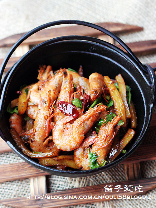 香辣干锅虾   原料：新鲜海虾、土豆、干辣椒、淀粉、辣椒酱、葱姜、香菜、花椒、盐、料酒、等 做法：虾清洗干净，剪去虾须，用针挑去沙线，用料酒和盐腌制 土豆去皮，却成条状，粗细就和小指那样就可以了~~~ 土豆条沾适量淀粉，入锅炸制一下，炸到金黄即可捞出沥油 腌制好的虾沾上薄薄的一层干粉，平底锅里放适量油，将虾两面煎一下，时间不要长，变红就可以出锅 锅里放少量油，放切碎的干红辣椒和花椒，炸出辣味后放葱姜，然后放入土豆条和虾 放适量辣椒酱和少量盐煸炒几下，炒匀,撒点香菜即可