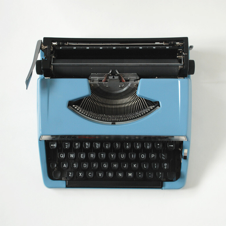 brotherchargelii蓝色老式英文打字机